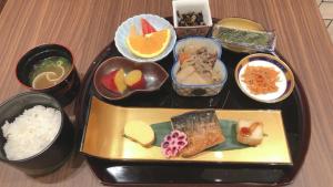 大阪S.Training Center Hotel Osaka的桌上的盘子,包括寿司和米饭