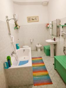 热那亚Delfino Blue的带浴缸、卫生间和盥洗盆的浴室