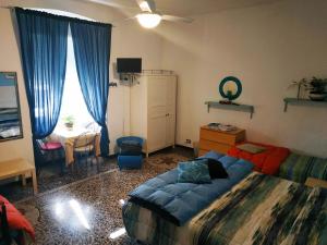 热那亚Delfino Blue的一间卧室配有一张床、一张桌子和一个窗户。