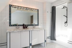 阿姆斯特丹Empire suites roof terras的一间带水槽和镜子的浴室