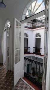 桑卢卡尔-德巴拉梅达Apartamento en el centro的一间空房间,设有两扇门和一个阳台