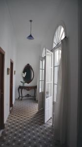 桑卢卡尔-德巴拉梅达Apartamento en el centro的走廊上的门和桌子