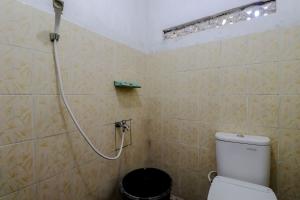 日惹Omah Nggunung Cafe & Homestay的带淋浴和卫生间的浴室