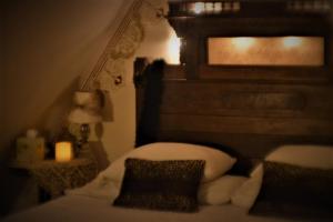 BonhamCarleton House Bed and Breakfast的一间卧室配有一张带木制床头板的床