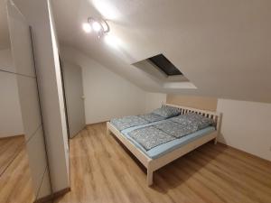 帕德博恩Beautiful City Apartment für bis 4 Personen的一间小卧室,卧室内配有一张床铺