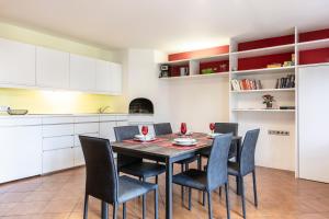 博尔扎诺Apartment Goethe 1的厨房配有餐桌和椅子