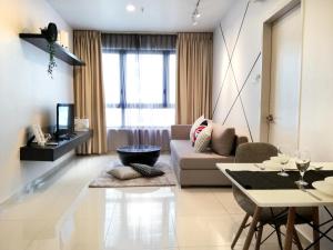 莎阿南I City Residence, 2 Bedroom 4-6 Pax unit, Walking to Theme n Water Park & Shopping Mall的客厅配有沙发和桌子