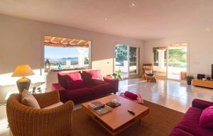 伊维萨镇Villa Casiopea的客厅配有红色家具和桌子