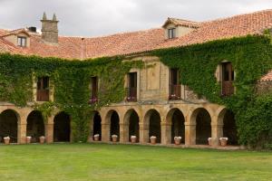 阿尔玛萨Casa rural Casa Fuerte San Gregorio I的一座常春藤覆盖的建筑,有绿色的院子