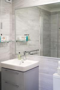 剑桥The Cambridge Guest House by Tas的白色的浴室设有水槽和镜子