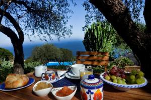 圣维托罗卡波Baglio La Luna - B&B的一张桌子,早餐包括面包和水果