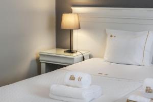 蓬塔德尔加达Hotel Gaivota Azores的酒店客房,配有带毛巾的床