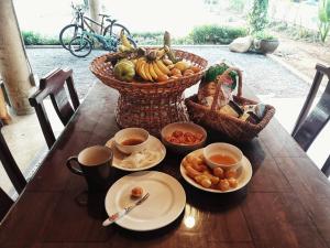 尖竹汶Baan Lek Villa的一张木桌,放上一碗水果和咖啡