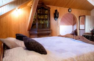 MagnuszewNowy Dom Polska的一间卧室设有一张带木墙的大床