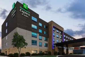 德斯普兰斯Holiday Inn Express & Suites Chicago O'Hare Airport, an IHG Hotel的上面有医院开支调查标志的办公楼