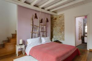 锡拉库扎B&B Palazzo Del Sale的一间卧室配有一张带红色毯子的床