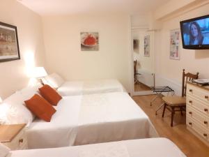纳文阿斯罗姆尼庄园酒店的酒店客房设有两张床和一台平面电视。
