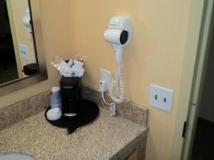 Dickson City迪克森市智选假日酒店的带吹风机的浴室台和电话