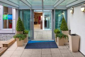 赫尔快捷假日赫尔市中心酒店的办公室入口处,种植了盆栽植物,铺着蓝色地毯