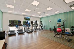 奥兰多Holiday Inn Express & Suites Orlando- Lake Buena Vista, an IHG Hotel的健身房,配有跑步机和健身器材