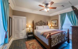 圣约翰Chipman Hill Suites - Pratt House的一间卧室配有一张床和吊扇