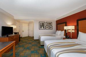莱克伍德丹佛西南雷克伍德拉金塔旅馆及套房酒店 的酒店客房设有两张床和一台平面电视。