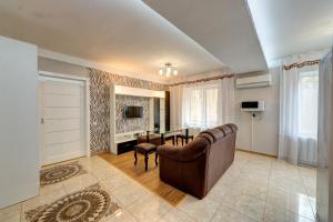 基辅Excellent apartment Druzhby Narodov boulevard 3a. Lybedskaya metro station的客厅配有沙发和桌子