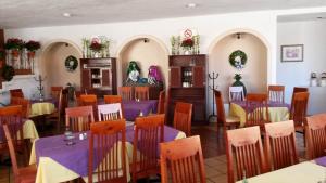 杜兰戈卢斯阿科斯套房酒店的一间用餐室,配有紫色的桌子和椅子