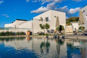 LivadiaSunset Elafonisi Apartments的一座白色的房子,前面设有一个游泳池