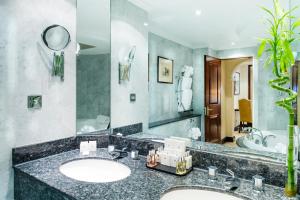 伦敦千禧国际伦敦格洛斯特酒店的一间带水槽和大镜子的浴室