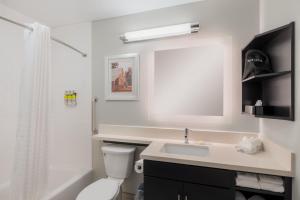 库克维尔Candlewood Suites Cookeville, an IHG Hotel的白色的浴室设有水槽和卫生间。