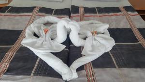 巴特温嫩贝格Hotel Haarener Hof的床上有三条毛巾