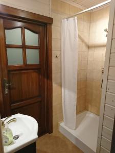 戈乌达普Mazurski Staw的带淋浴和白色盥洗盆的浴室