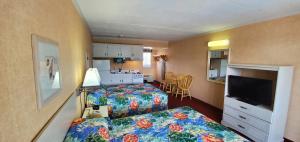 大洋城Shangri-La Motel的酒店客房设有两张床和电视。