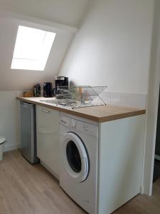 Déville-lès-RouenFleuryBis - Appartement calme proche de Rouen的带窗户的厨房内的洗衣机和烘干机