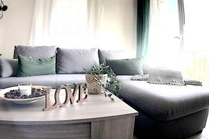 贝纳尔马德纳Apartamento Minerva的客厅配有沙发和带爱情标志的桌子