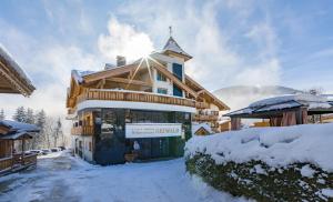 格英Wellnessresort Seiwald **** Superior的雪地滑雪小屋