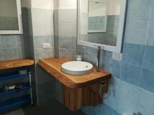 斯廷蒂诺Domo Sul Porto的一间带水槽和镜子的浴室