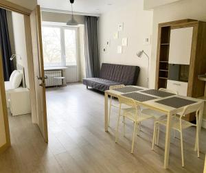 莫斯科Aparthotel Lind的客厅配有桌子和沙发