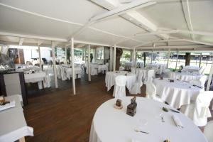 NonantolaAgriturismo Casa Carpanelli的用餐室配有白色的桌子和白色的椅子