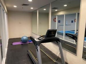 蒙特雷蒙特雷拉铁品质酒店的一间带跑步机和镜子的健身房