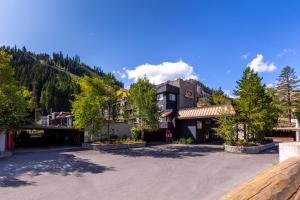 奥林匹克谷Red Wolf Lodge at Olympic Valley的一座拥有建筑、树木和山脉的度假胜地