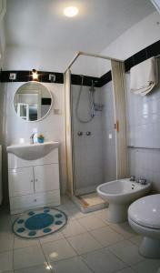 SternatiaB&B Amèsa的带淋浴、盥洗盆和卫生间的浴室