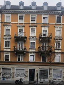 苏黎世Homestay Zürich HB Room的公寓大楼的一侧涂有涂鸦