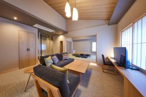 京都Rinn Shirakawa South的客厅配有沙发和桌子