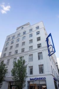 巴吞鲁日巴顿鲁日市中心靛蓝酒店的白色的建筑,旁边标有标志