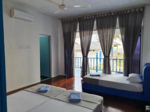 ALA Beach Lodge - Ketapang Homestay客房内的一张或多张床位