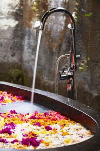 帕洋安芭雅德别墅酒店的浴缸配有鲜花水花