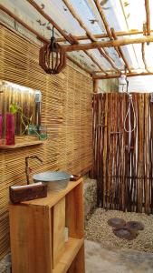 巴卡拉尔El Búho Glamping Bacalar的木制柜台上带水槽的浴室