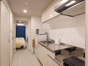 Kariyushi Condominium Resort Miyakojima Fukugi Stays的厨房或小厨房